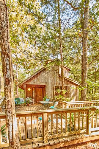 Cabin Front porch & deck with porch swing, table/chairs, hammock 