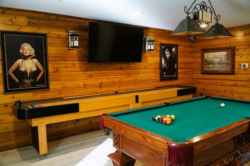 Fortner Cove Game Room-offers pool and shuffleboard