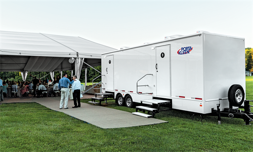 Gallery Image Urban_Elite_Restroom_Trailer_at_Wedding.png