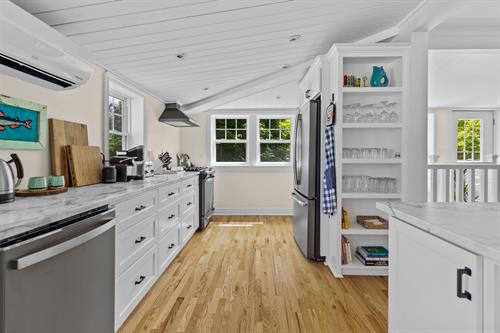 Bright and spacious chef's kitchen with gas stove