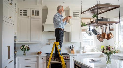 Gallery Image Changing_a_kitchen_lightbulb.jpg