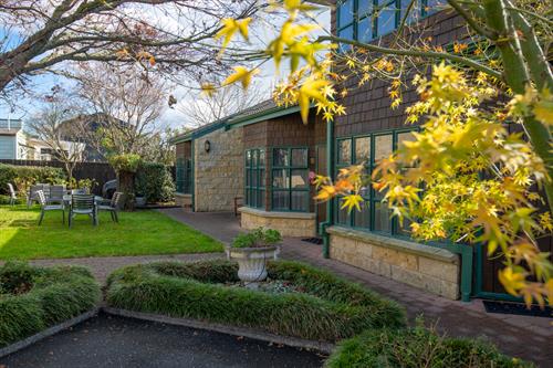 Gallery Image PS_COG_8681_Rm_4_and_tri_garden.jpg