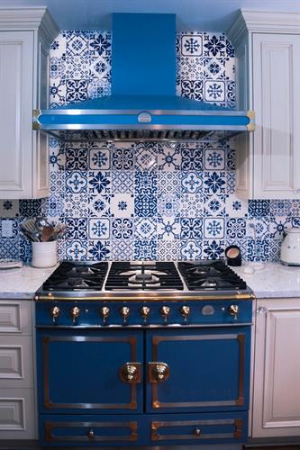 Blue and white kitchen