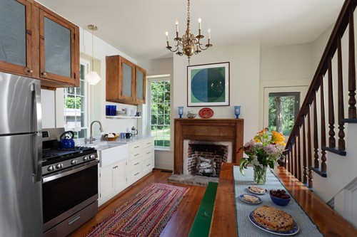 Eat-in kitchen with seating for 6 - 8 people. 