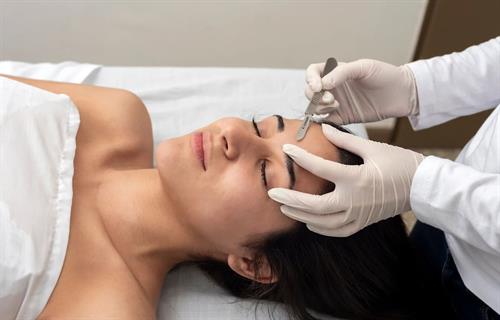 Dermaplane Facial to reveal radiant healthy skin and increase moisture absorption.