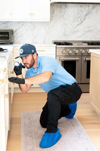 An Agile Pest technician inspects a home’s interior for pests in Monmouth County, NJ.