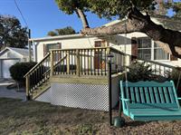 Gallery Image Weeki_Watchi_front_porch.jpg