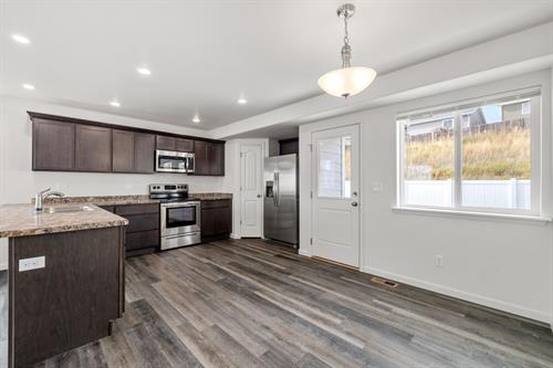 Gallery Image 1742_Kade_Ct-17.jpg