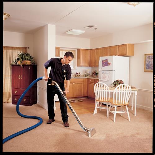 Gallery Image dr_water_loss_tech_extracting_water_in_family_room.jpg