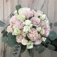Pastel wedding bouquet for bride with roses