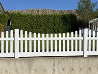 Picket vinyl fence