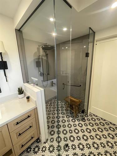 Gallery Image Custom_Glass_Shower_Enclosure_10.jpg