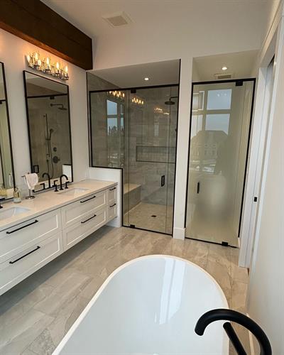 Gallery Image Custom_Glass_Shower_and_Acid_Etch_WC_Privacy_Enclosures.jpg