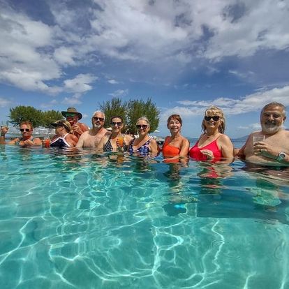 Tahitian travelers cooling before the flight home