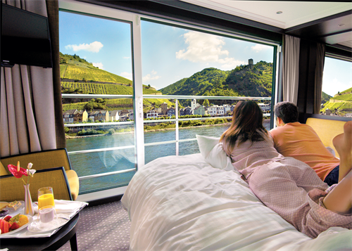 Gallery Image 1610478206-avalon-panorama-suite-in-bed-from-video.png