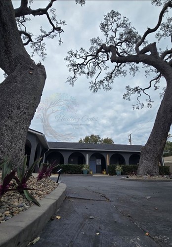 Healing Oaks Threapeutic Massage & Wellness store front 