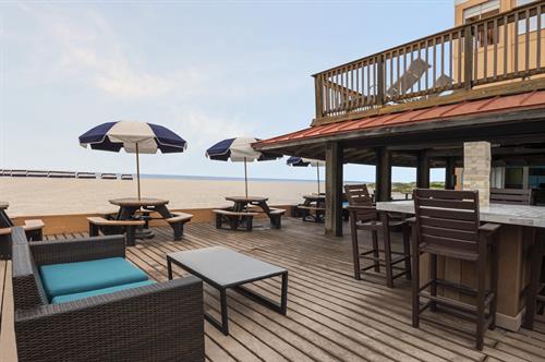 Flippers Beach Bar & Grille_deck