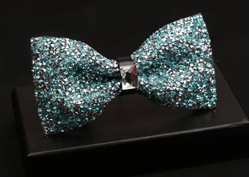 Fashionable green bow tie that can be worn to any event or for any occasion