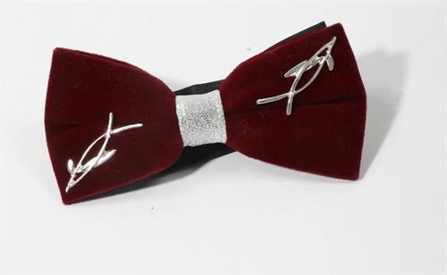 Fashionable maroon bow tie that can be worn to any event or for any occasion