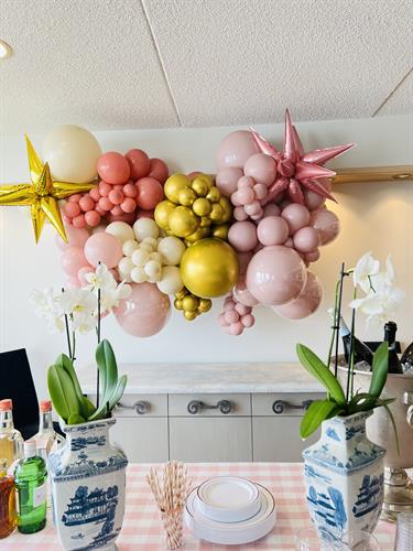 Graduation backdrop balloons decor