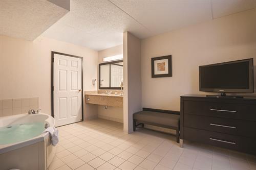 King Whirlpool Suite - Bathroom with 2nd TV in bathroom