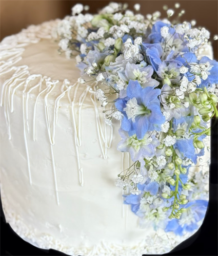 Gallery Image Wedding_Cake_w_flowers.png