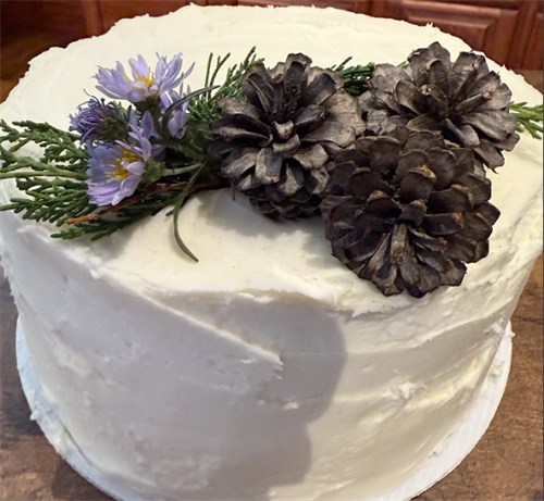 Gallery Image Wedding_Cake_w_pine_cone.png