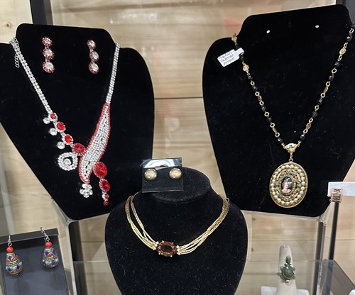 Of course, we also have costume jewelry, whether you are looking for something to wear every day or for a special occasion. Our stock includes Givenchy, Swarovski and other famous names.