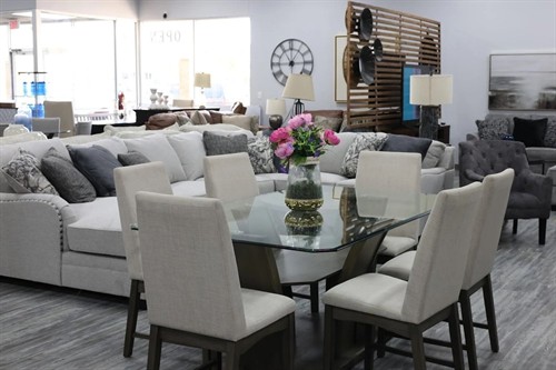 Gallery Image glass_dining_table.jpg