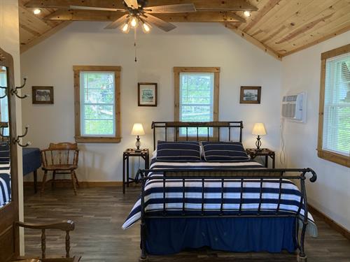 Shadyside Cottage, main room