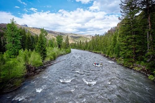 Gallery Image Drone_rafting_North_fork_shoshone_river_Pine_Cty_Grznar_A002C0081_230619_2FS9_R1-large.jpg