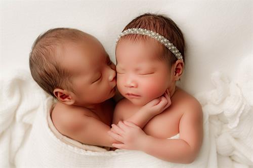Gallery Image Twins_newborn_charlotte_nicsostudio_-2.jpg
