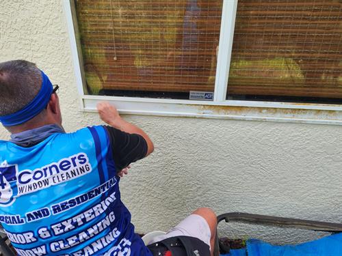 Gallery Image cleaning_frames_2.jpg