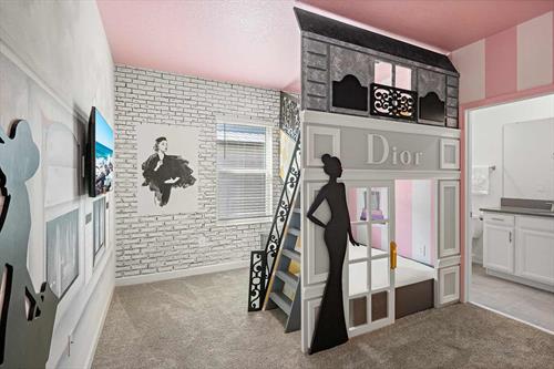 Gallery Image 13th-HI320SD-theme-room1.jpg