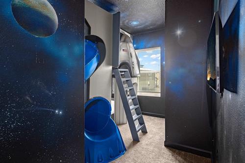 Gallery Image 14th-HI320SD-theme-room1.jpg
