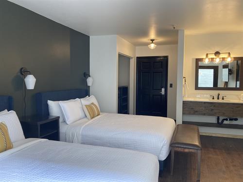 A comfy room suitable for up to four guests. Two of our second floor Double Queens have private decks, and also have the possibility of adjoining rooms.  [2 BEDS 1 BATH]