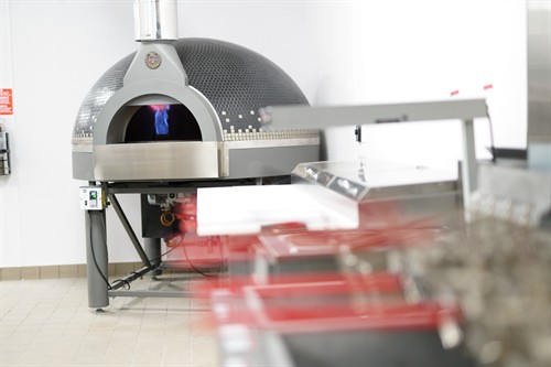 Italian pizza oven cooks pizzas to perfection 