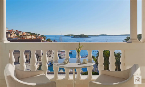 Seaside destinations and breathtaking views designed into personalized itineraries.