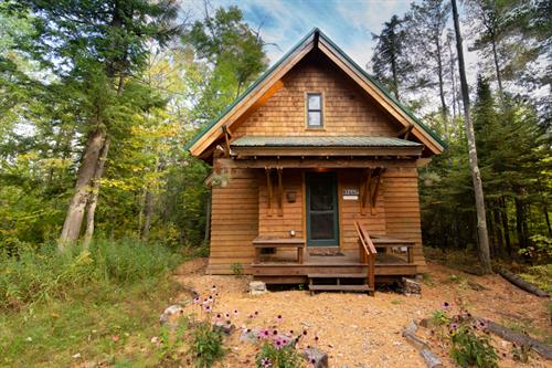 SPACIOUS FLOORPLAN! This open-concept woodland cottage offers a large living room and full kitchen, two bathrooms, two sleeping areas, and comfortably hosts five — the cabin layout is perfect for families or a group of friends.