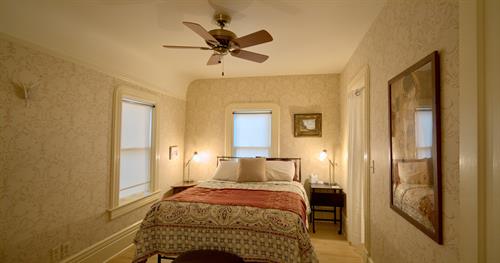 Rear queen bedroom Rear queen bedroom
