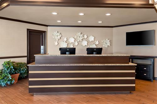 Gallery Image 43078_BW_Newport_TN_FrontDesk_1.jpg