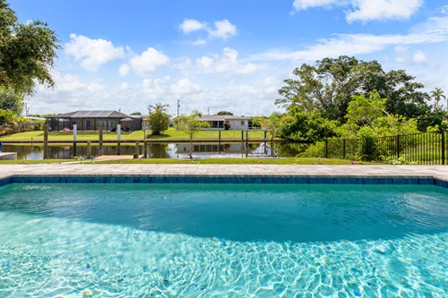 Relax N Rentals Poolside View