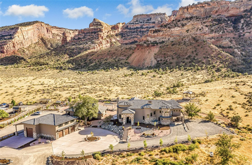 Monument Vista place nestled at the base of Colorado National Monument