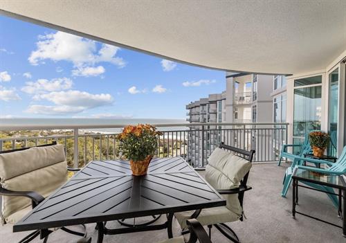 Large Balcony - great for enjoying the view or dinning!