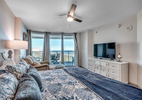 King Bedroom with en suite bathroom