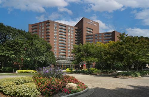 Crowne Plaza Ravinia Exterior View