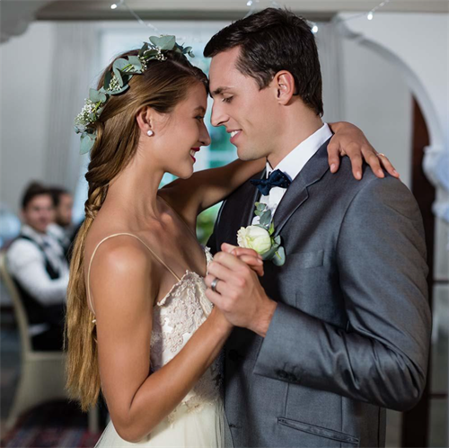 Gallery Image Wedding_close_hold.png