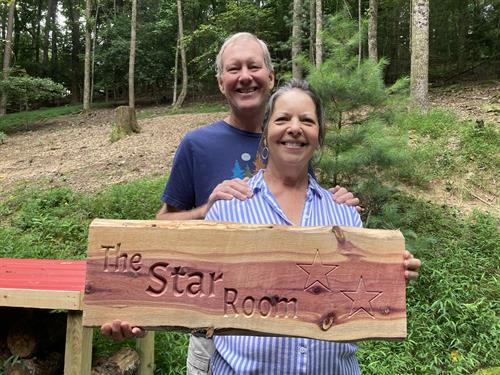 Diana & Richard with « The Star Room » cedar sign. Thank You