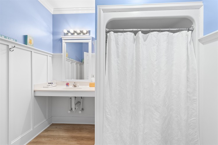 Live Oak Room - accessible bathroom