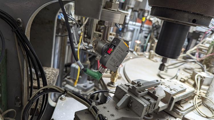 Industrial automated machine with presence sensor 